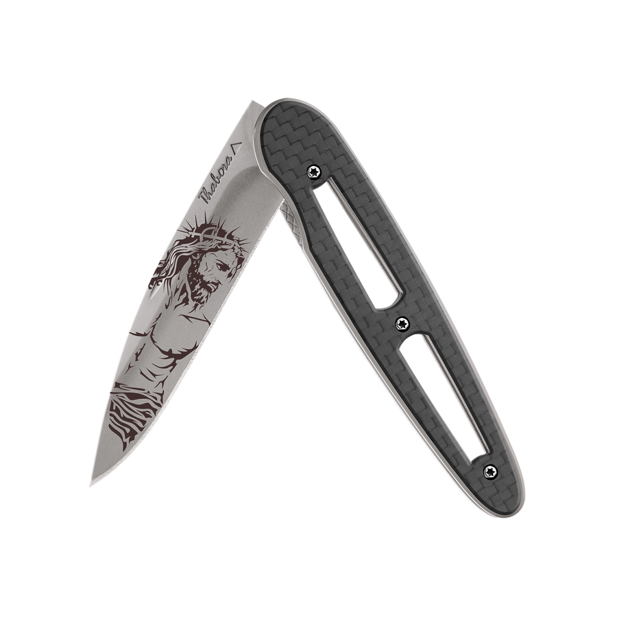 Couteau acier finition titane gris plaquette ajourée carbone motif «christ»