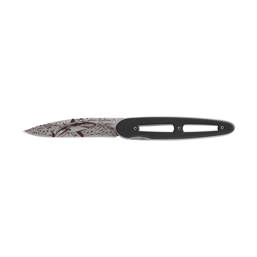Couteau acier finition titane gris plaquette ajourée résine g10 noir motif «requin»