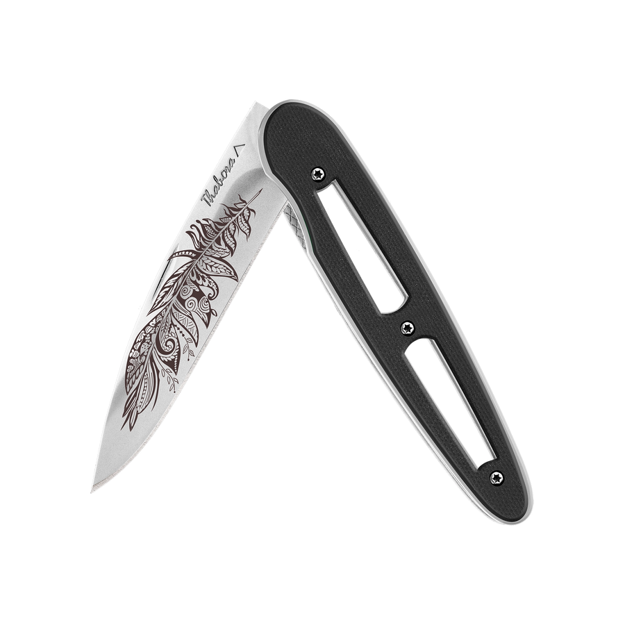 Couteau acier finition brillante plaquette ajourée résine g10 noir motif «plume polynesienne»