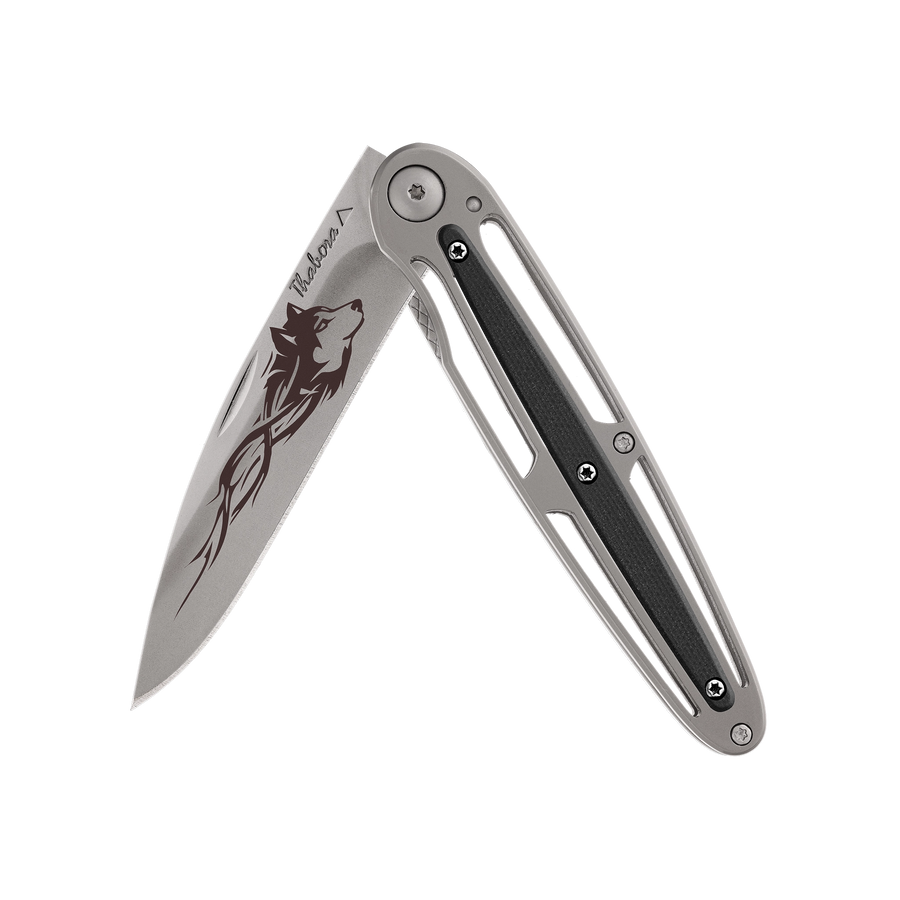 Couteau acier finition titane gris plaquette centrale résine g10 noir motif «loup tribal»