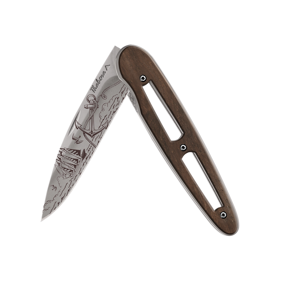 Couteau acier finition titane gris plaquette ajourée bois foncé motif «océan»