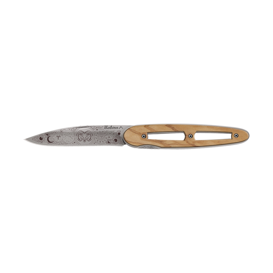 Couteau acier finition titane gris plaquette ajourée bois clair motif «zodiaque bélier»