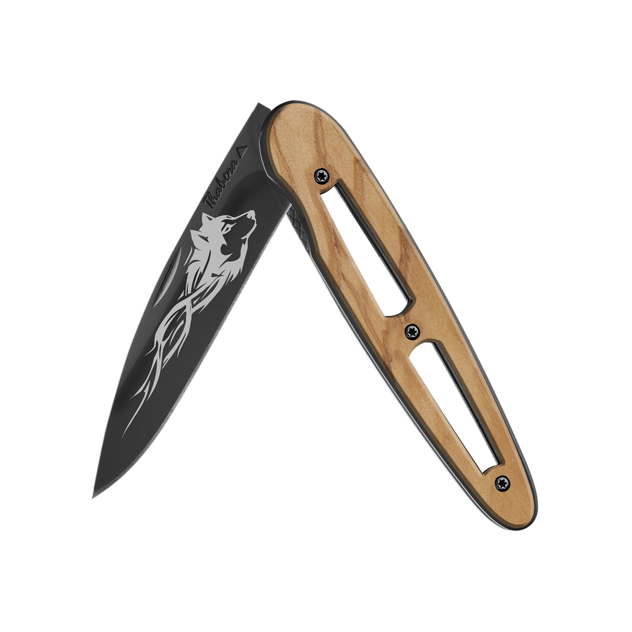 Couteau acier finition titane noir plaquette ajourée bois clair motif «loup tribal»