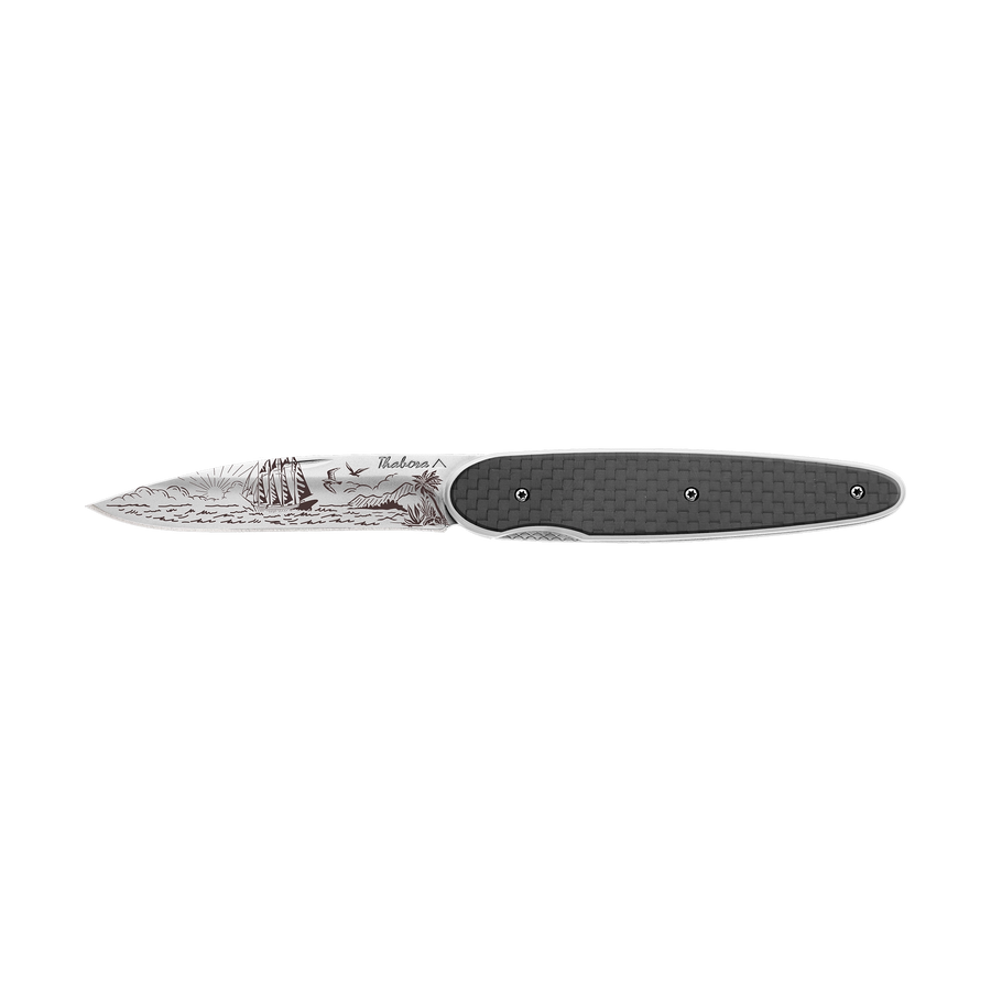 Couteau acier finition brillante plaquette pleine carbone motif «voilier»