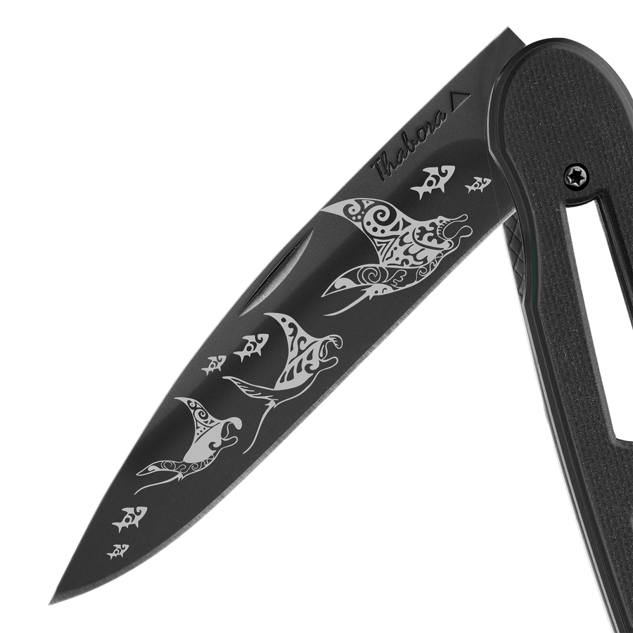 Couteau acier finition titane noir plaquette ajourée résine g10 noir motif «raie manta»