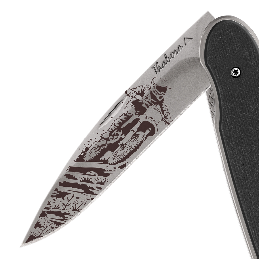 Couteau acier finition titane gris plaquette pleine résine g10 noir motif «motocross»