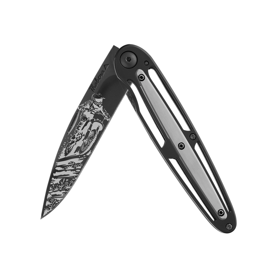 Couteau acier finition titane noir plaquette centrale acier brossé motif «motocross»