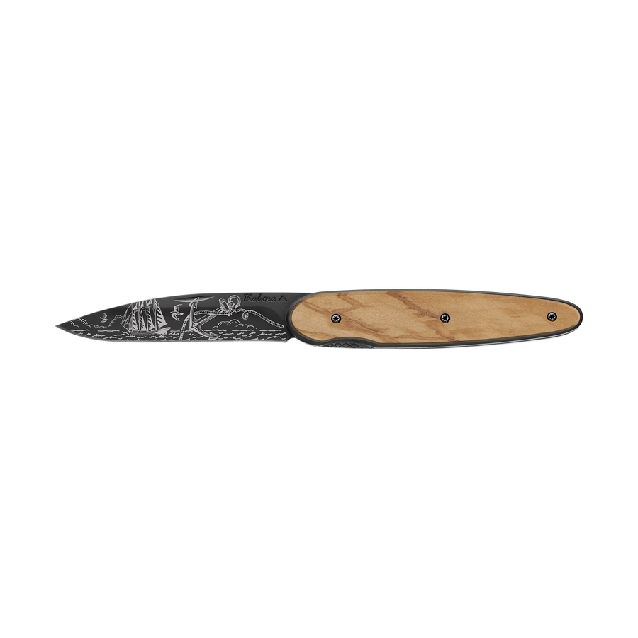Couteau acier finition titane noir plaquette pleine bois clair motif «océan»