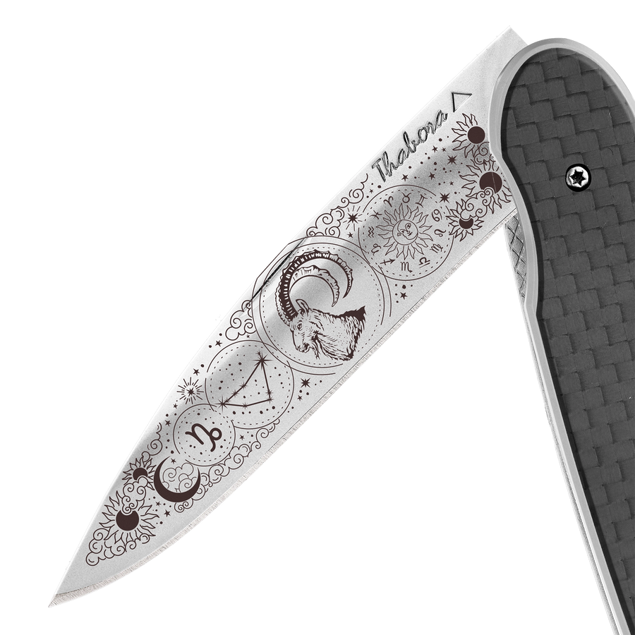 Couteau acier finition brillante plaquette pleine carbone motif «zodiaque capricorne»