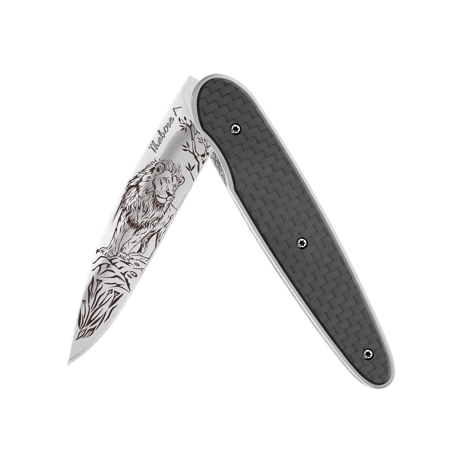 Couteau acier finition brillante plaquette pleine carbone motif «lion»