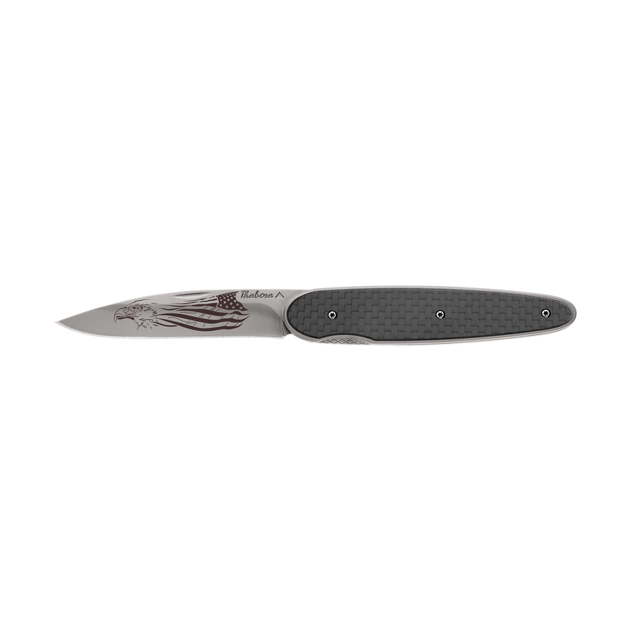 Couteau acier finition titane gris plaquette pleine carbone motif «aigle américain»