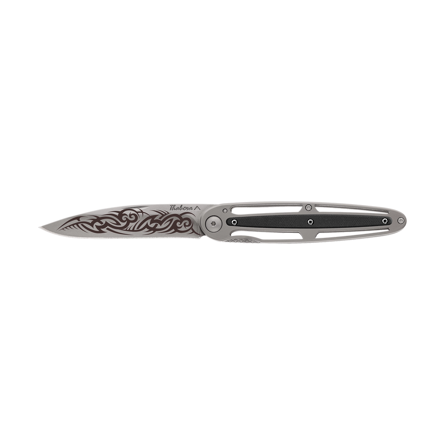 Couteau acier finition titane gris plaquette centrale résine g10 noir motif «tribal gothique»