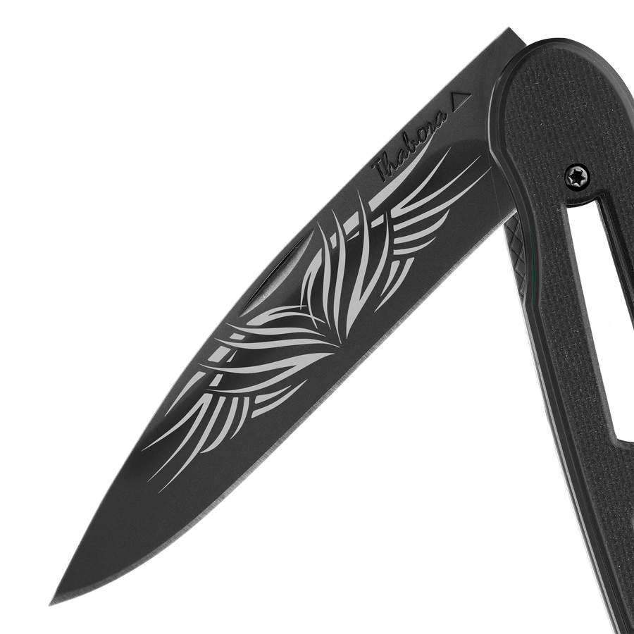 Couteau acier finition titane noir plaquette ajourée résine g10 noir motif «tribal»