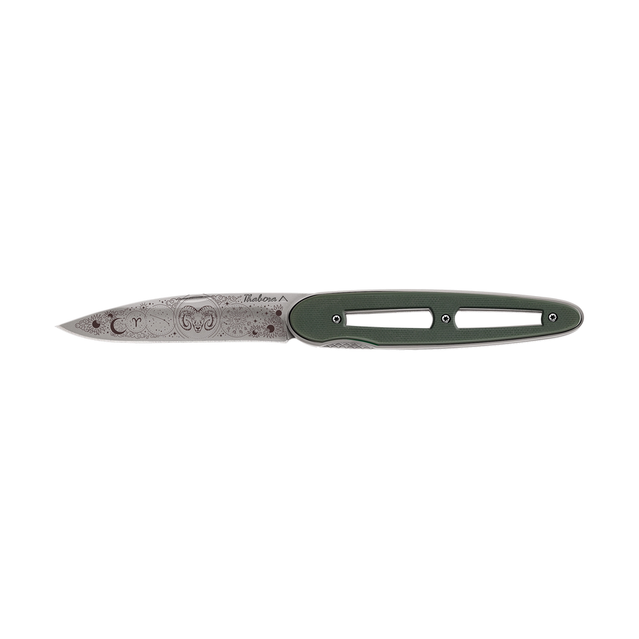 Couteau acier finition titane gris plaquette ajourée résine g10 kaki motif «zodiaque bélier»
