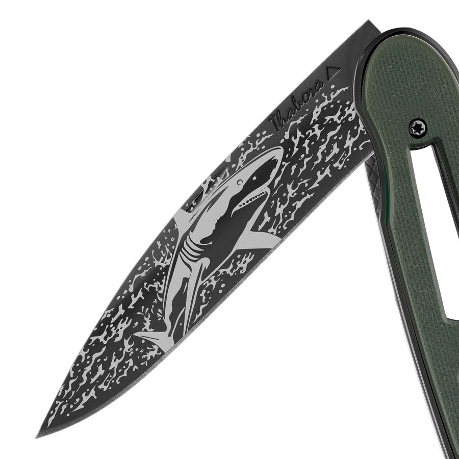 Couteau acier finition titane noir plaquette ajourée résine g10 kaki motif «requin»