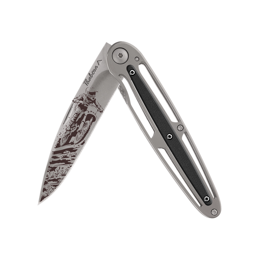 Couteau acier finition titane gris plaquette centrale résine g10 noir motif «motocross»