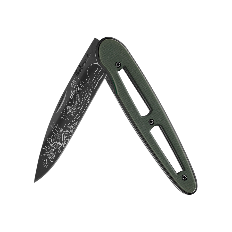 Couteau acier finition titane noir plaquette ajourée résine g10 kaki motif «pêche rivière»