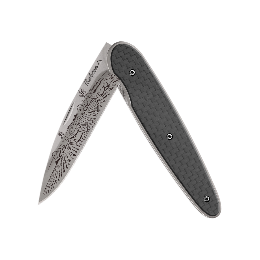 Couteau acier finition titane gris plaquette pleine carbone motif «chevreuil»