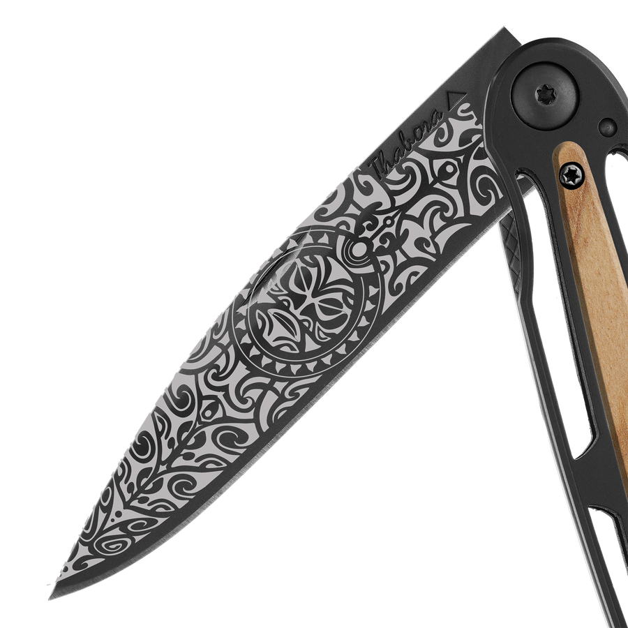 Couteau acier finition titane noir plaquette centrale bois clair motif «tiki»