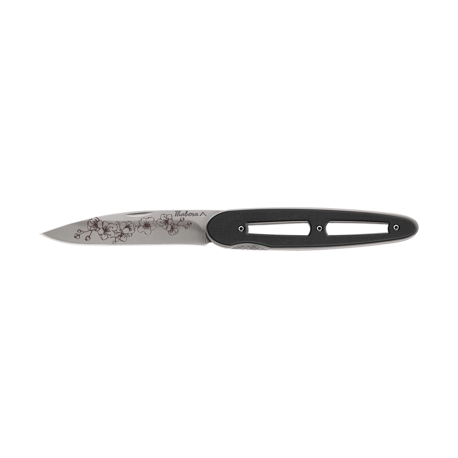 Couteau acier finition titane gris plaquette ajourée résine g10 noir motif «arbre fleuri»