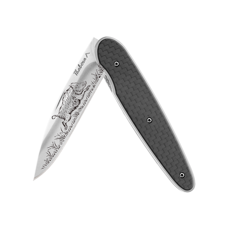Couteau acier finition brillante plaquette pleine carbone motif «sanglier»