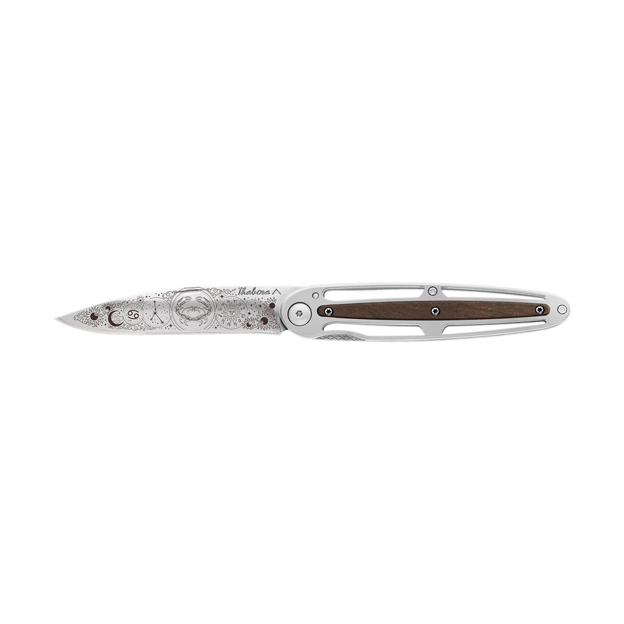 Couteau acier finition brillante plaquette centrale bois foncé motif «zodiaque cancer»