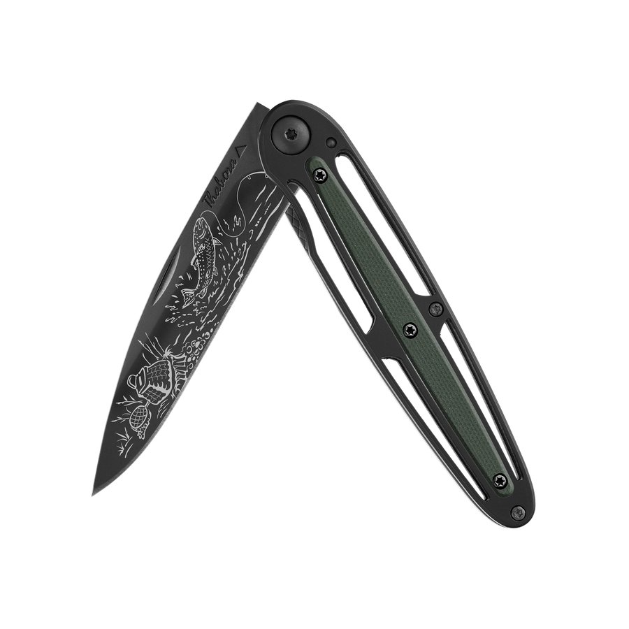 Couteau acier finition titane noir plaquette centrale résine g10 kaki motif «pêche rivière»
