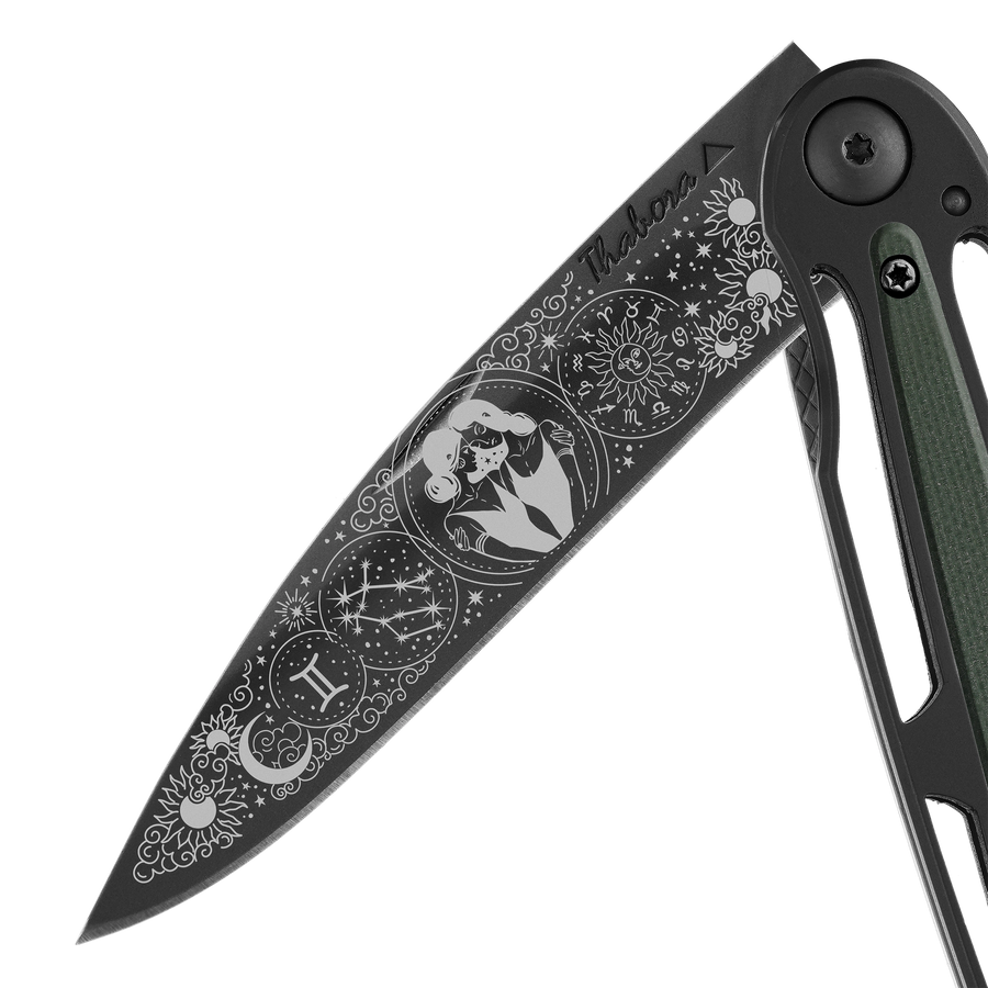 Couteau acier finition titane noir plaquette centrale résine g10 kaki motif «zodiaque gémeaux»