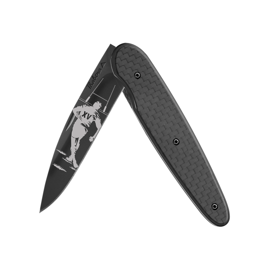 Couteau acier finition titane noir plaquette pleine carbone motif «rugby»