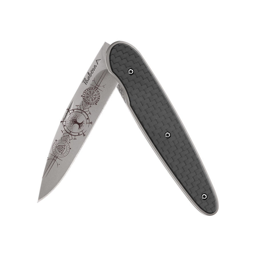 Couteau acier finition titane gris plaquette pleine carbone motif «runes viking»