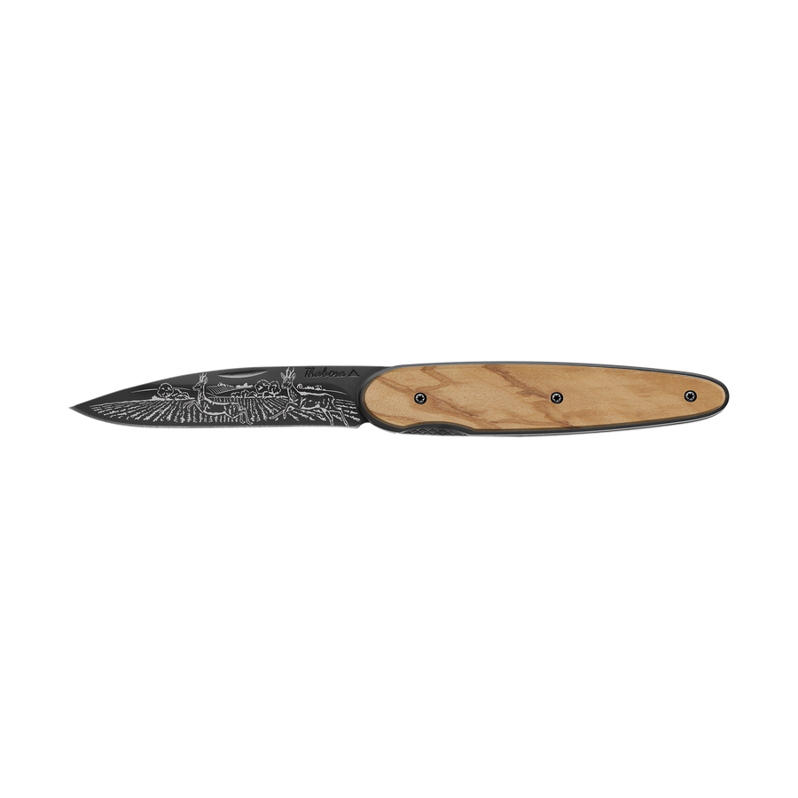 Couteau acier finition titane noir plaquette pleine bois clair motif «chevreuil»