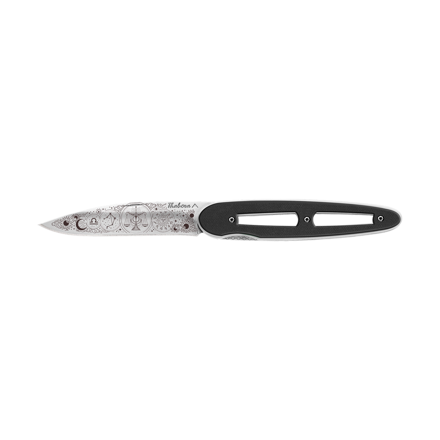 Couteau acier finition brillante plaquette ajourée résine g10 noir motif «zodiaque balance»