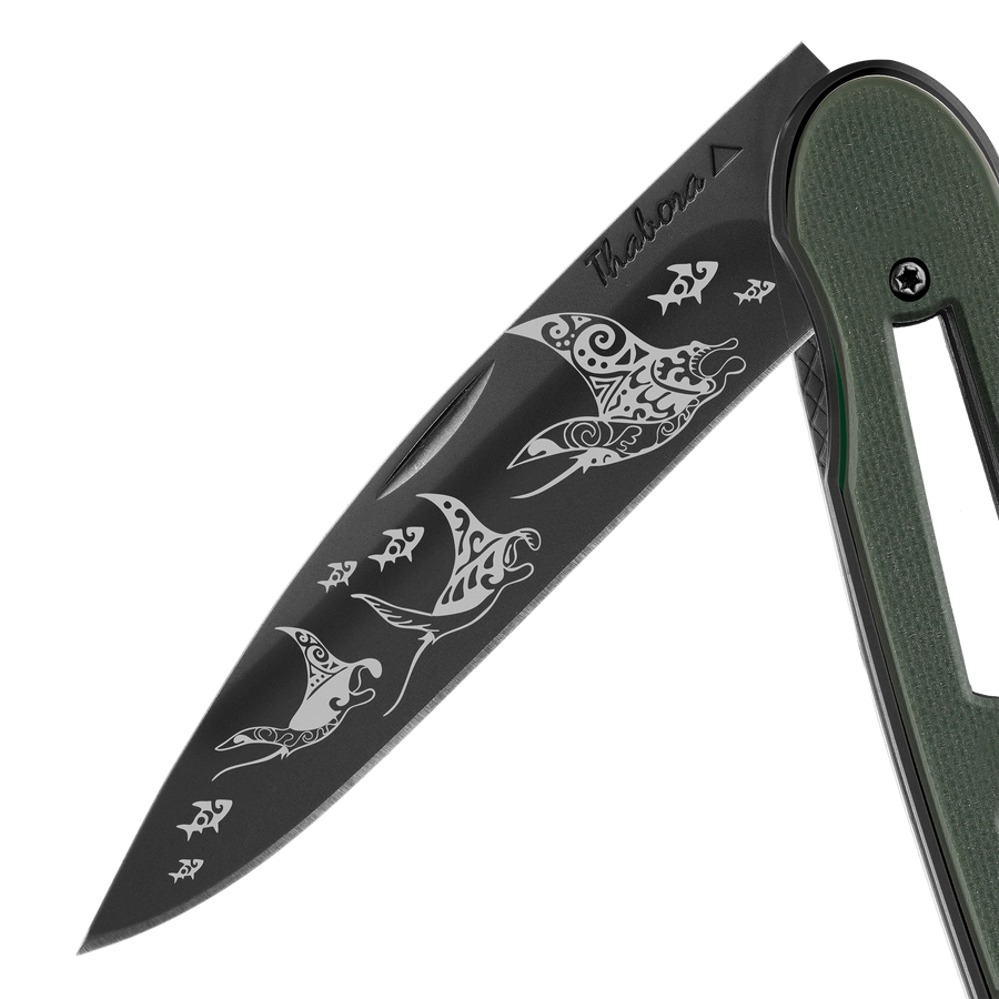 Couteau acier finition titane noir plaquette ajourée résine g10 kaki motif «raie manta»