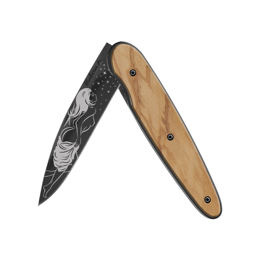 Couteau acier finition titane noir plaquette pleine bois clair motif «femme dénudée»