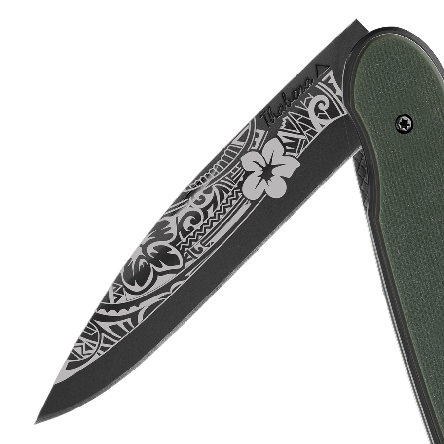 Couteau acier finition titane noir plaquette pleine résine g10 kaki motif «polynésien»
