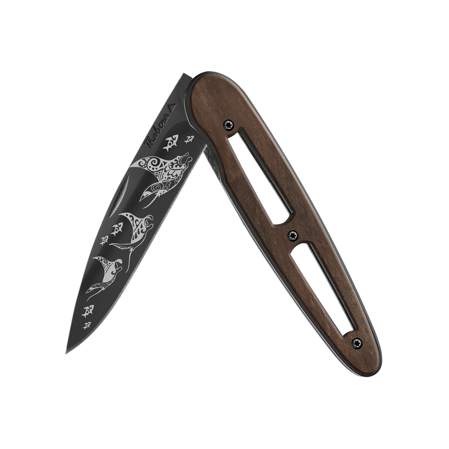 Couteau acier finition titane noir plaquette ajourée bois foncé motif «raie manta»