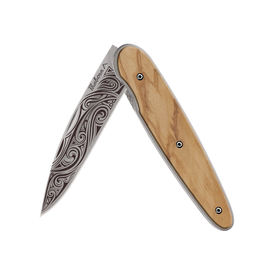 Couteau acier finition titane gris plaquette pleine bois clair motif «volutes»