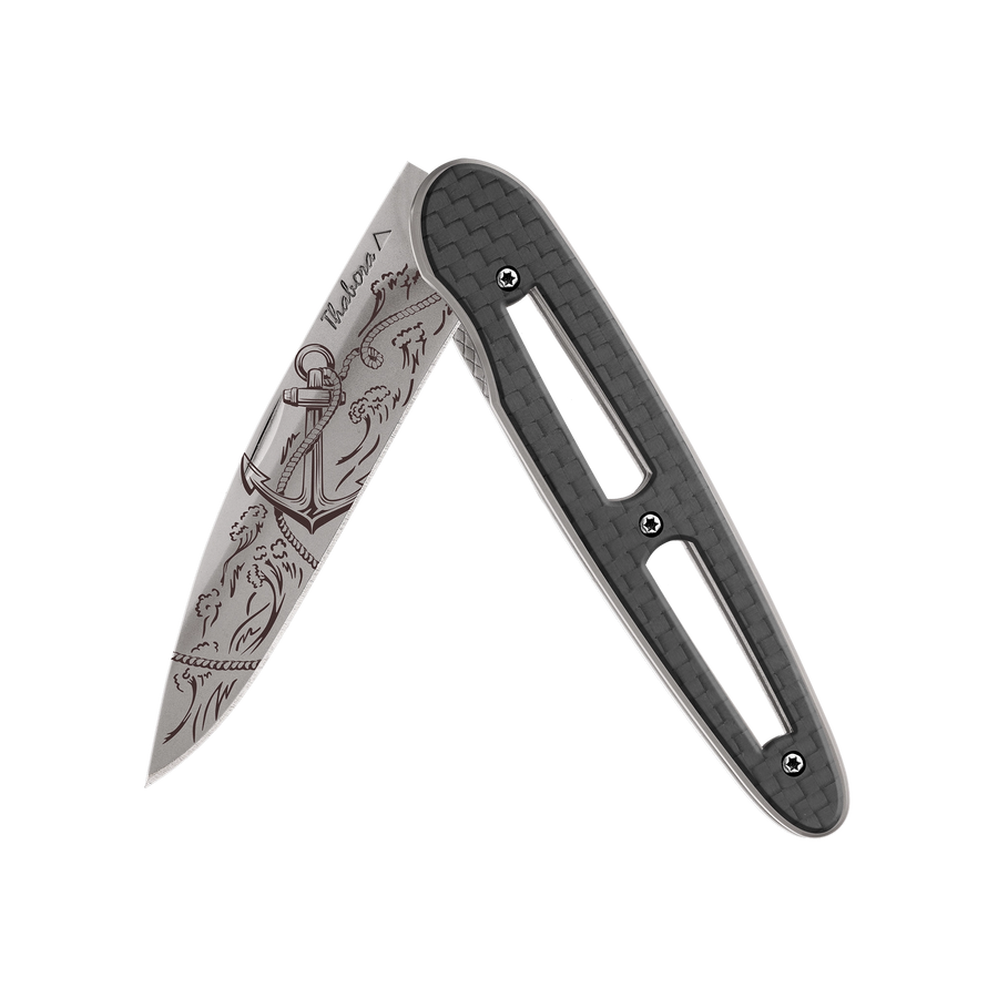 Couteau acier finition titane gris plaquette ajourée carbone motif «ancre»