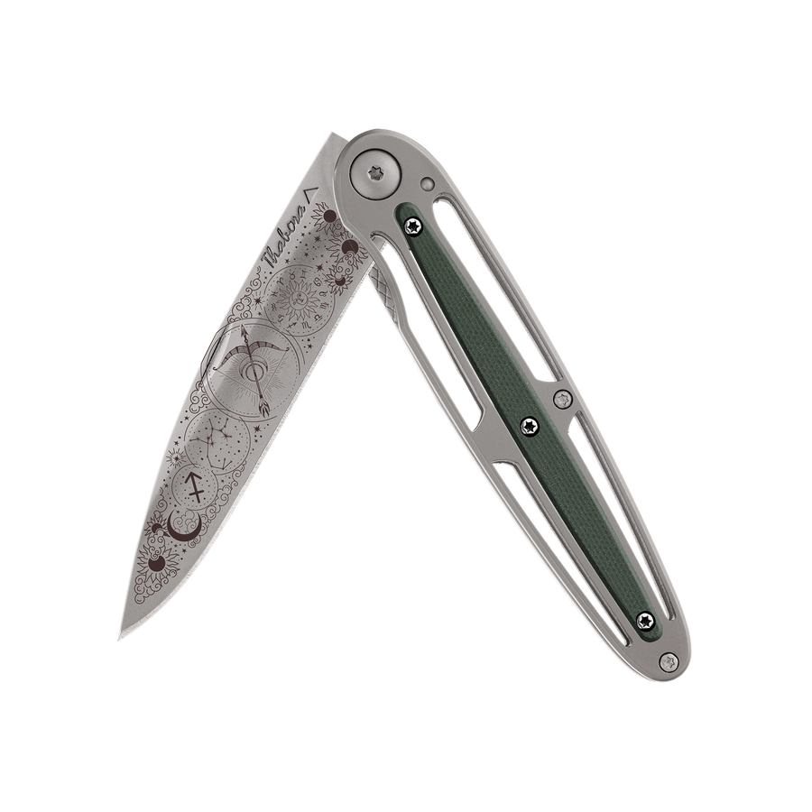 Couteau acier finition titane gris plaquette centrale résine g10 kaki motif «zodiaque sagittaire»