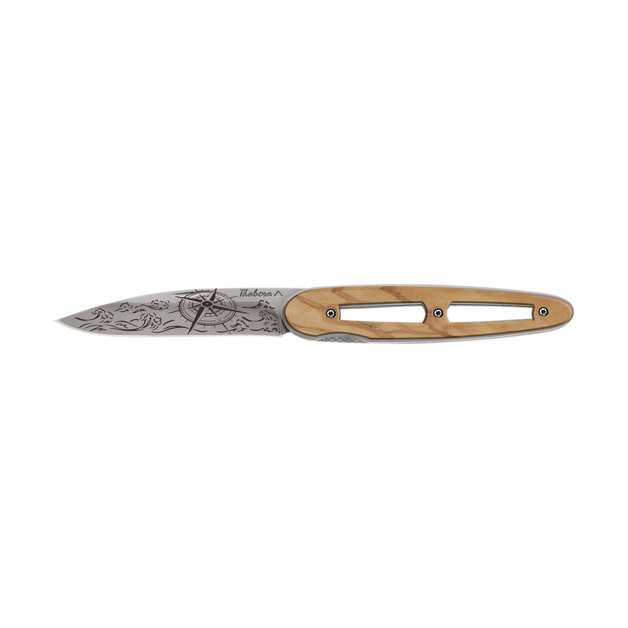 Couteau acier finition titane gris plaquette ajourée bois clair motif «navigation»