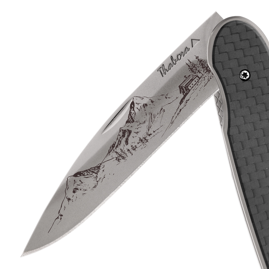 Couteau acier finition titane gris plaquette pleine carbone motif «montagne»
