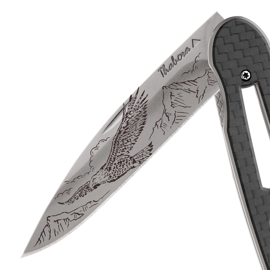 Couteau acier finition titane gris plaquette ajourée carbone motif «aigle»