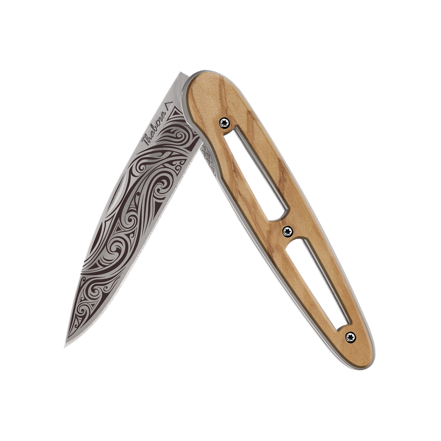 Couteau acier finition titane gris plaquette ajourée bois clair motif «volutes»