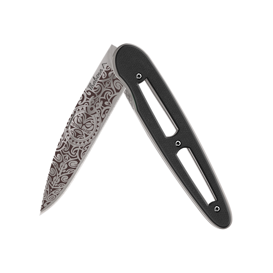 Couteau acier finition titane gris plaquette ajourée résine g10 noir motif «tiki»