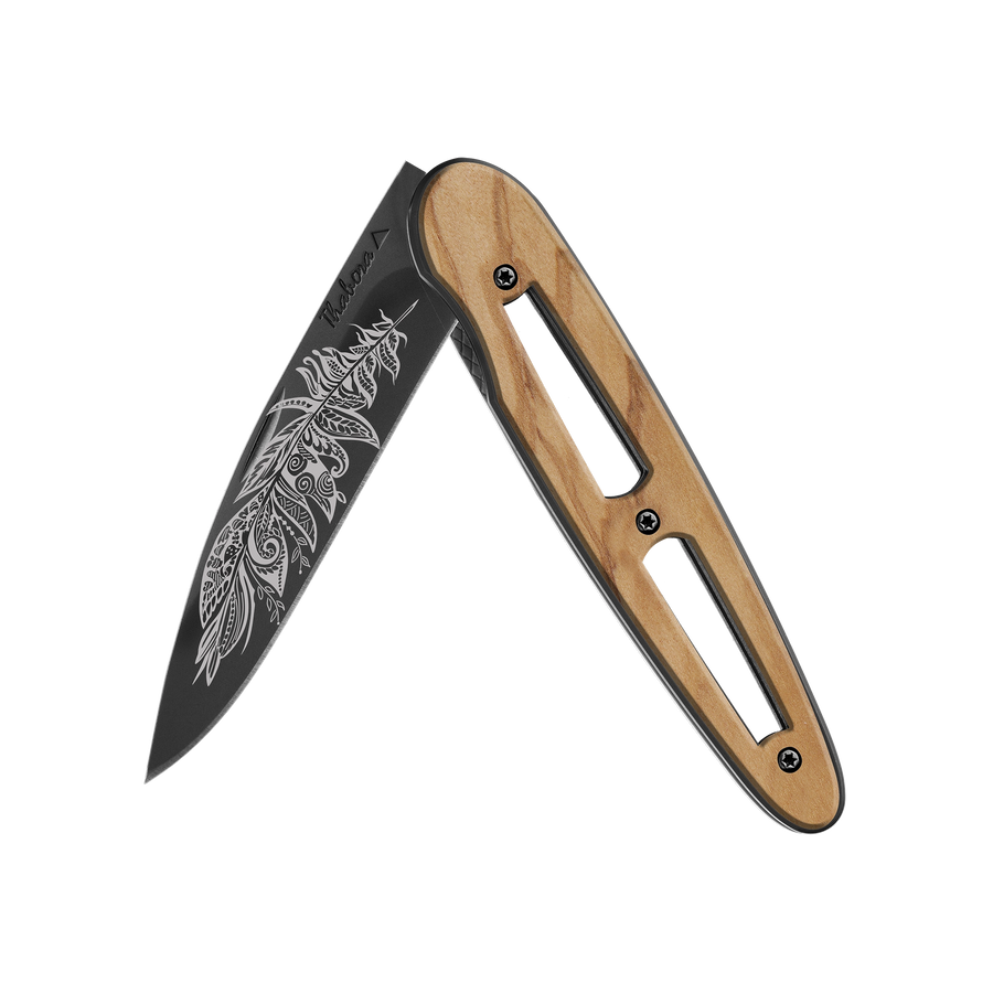 Couteau acier finition titane noir plaquette ajourée bois clair motif «plume polynesienne»