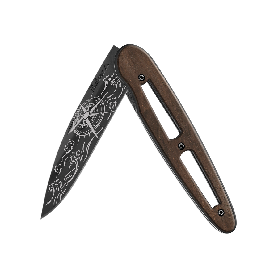 Couteau acier finition titane noir plaquette ajourée bois foncé motif «navigation»
