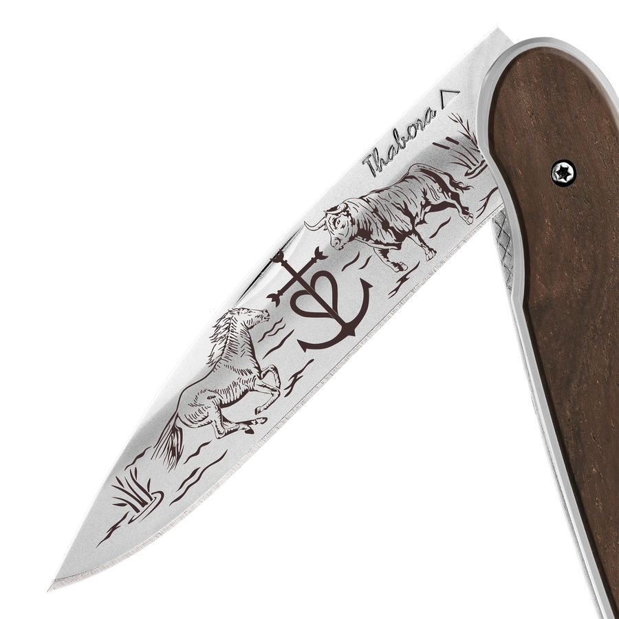 Couteau acier finition brillante plaquette pleine bois foncé motif «camargue»