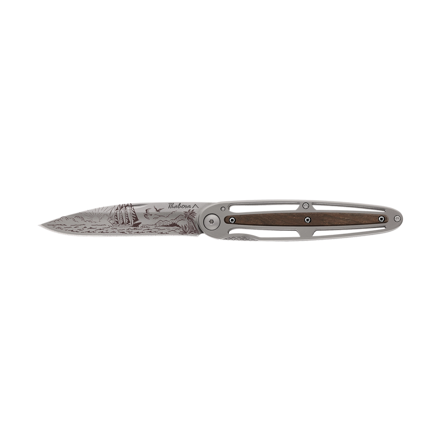 Couteau acier finition titane gris plaquette centrale bois foncé motif «voilier»