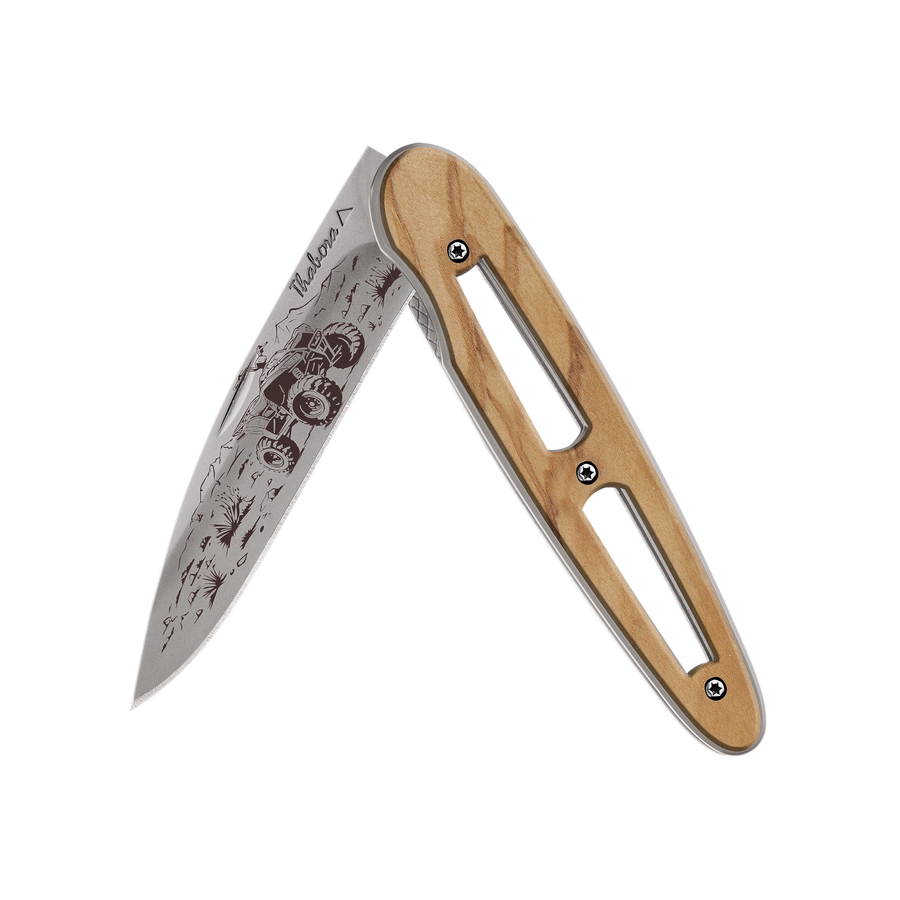 Couteau acier finition titane gris plaquette ajourée bois clair motif «quad»