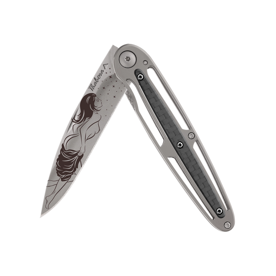 Couteau acier finition titane gris plaquette centrale carbone motif «femme dénudée»